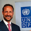 28. juli: Kronprins Haakon mottar pris fra UNDP-leder Helen Clark for over ti år som goodwillambassadør for FNs utviklingsprogram (Foto: UNDP)